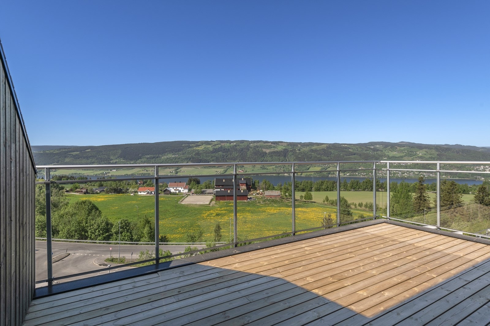 Stor terrasse på ca 23 m2. Utvendig bod med strømuttak Galleribilde