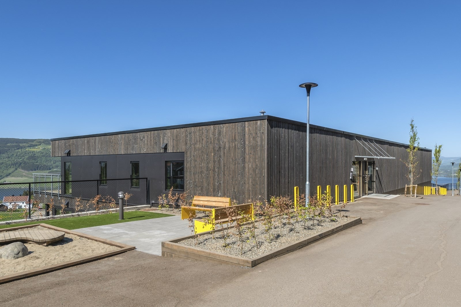 Asfaltert vei i mellom byggene Galleribilde