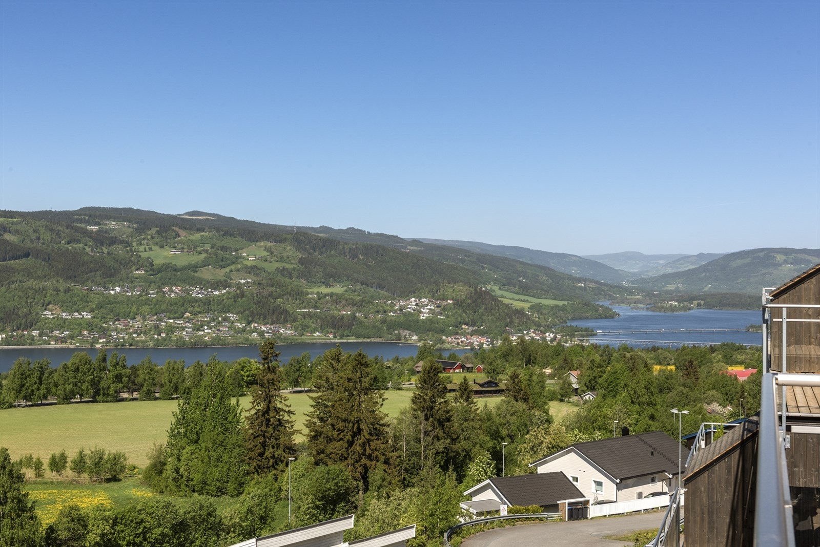Flott utsikt over Mjøsa fra terrassen Galleribilde