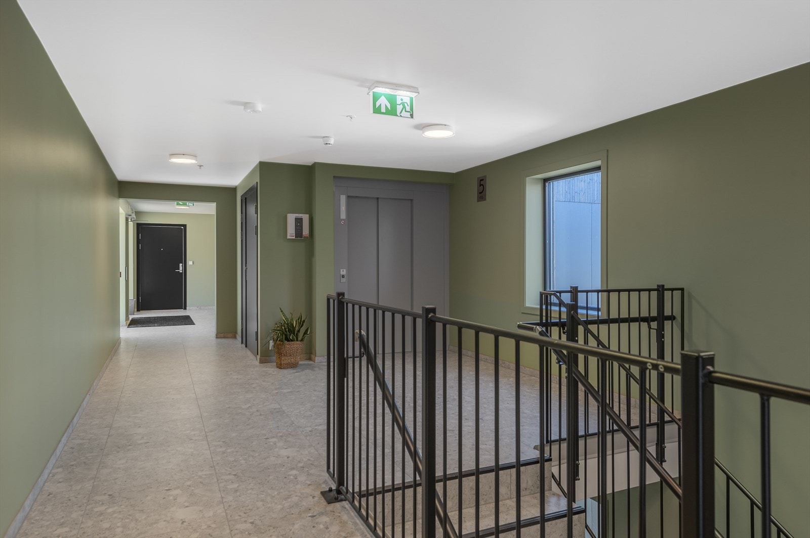 Trappeoppgang og heis, alle etasjer har adgang til heis. Galleribilde