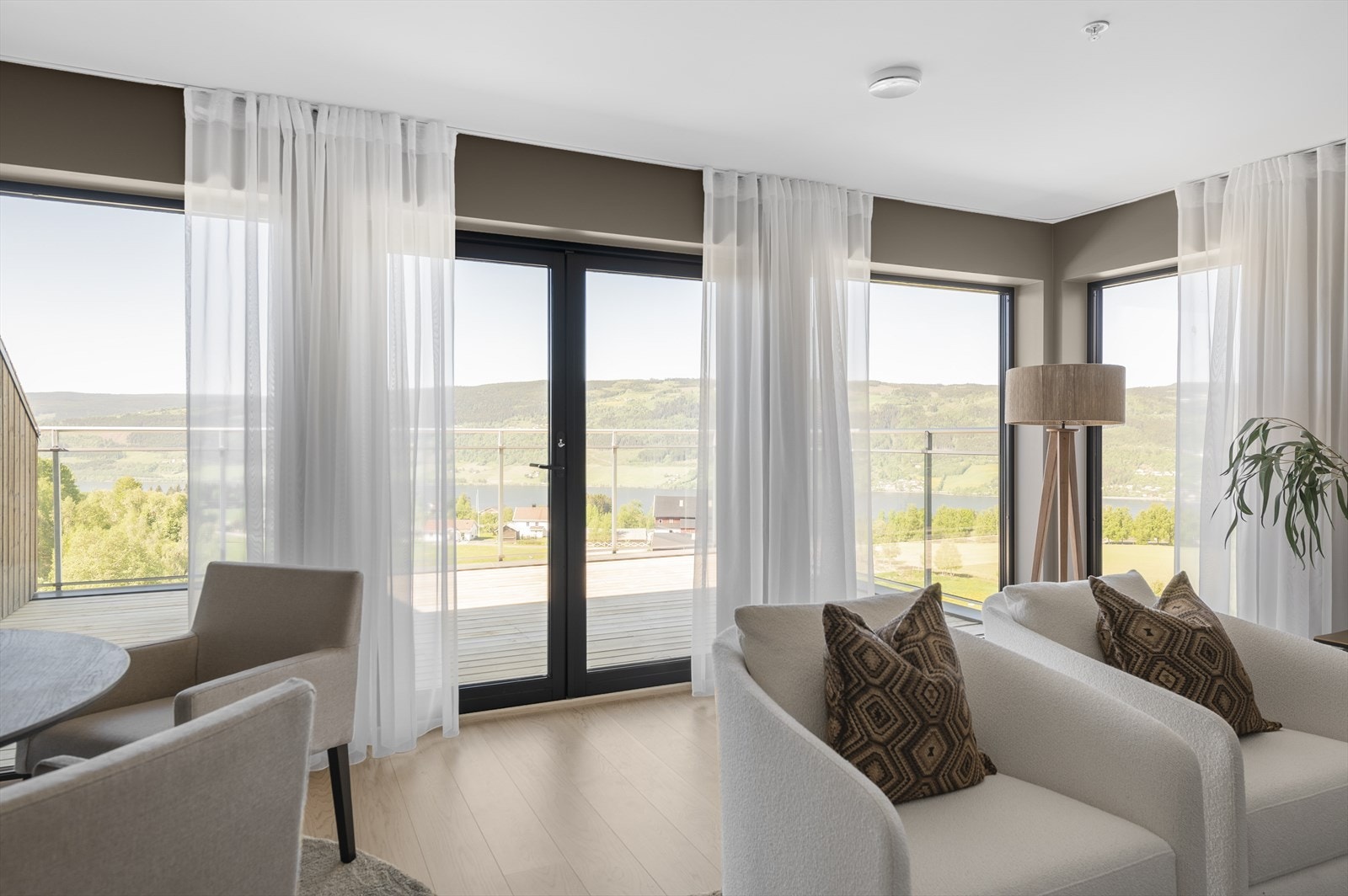 Fra stuen er det utgang til terrasse via terrassedør. Terrassen på ca. 23 kvm mot sørvest, som kan by på flott utsikt utover Mjøsa og det omkringliggende landskapet Galleribilde