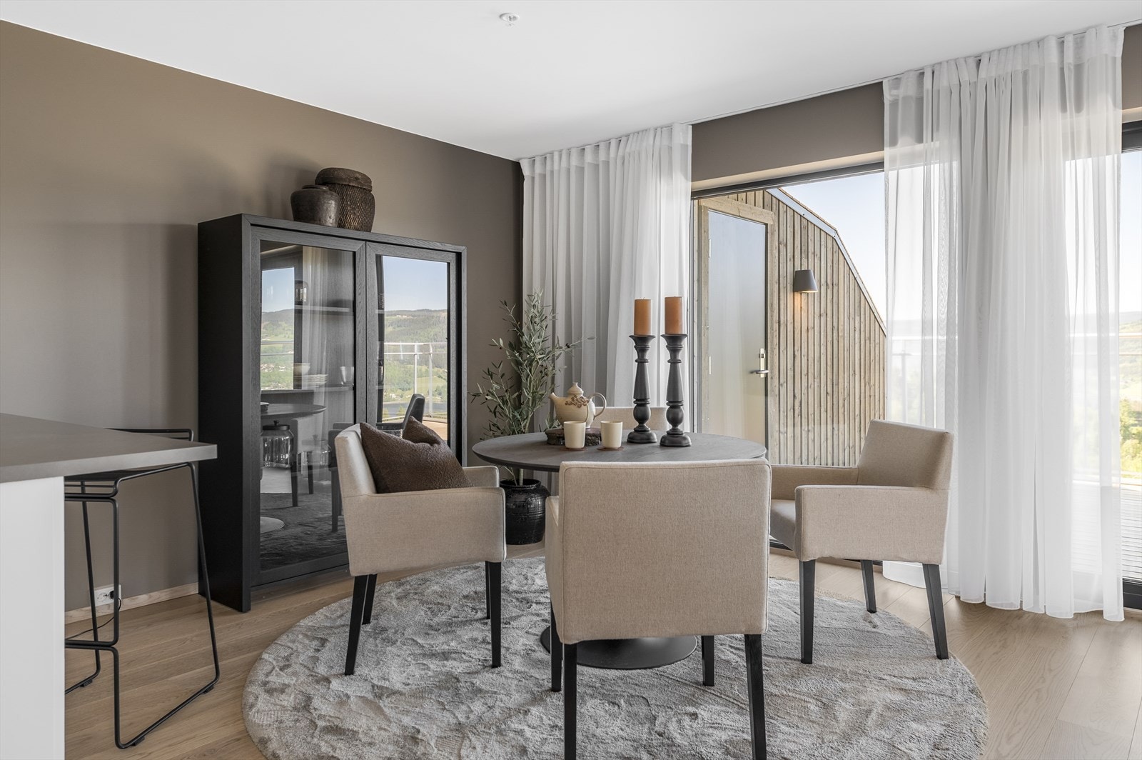 Ved kjøkkenet er det god plass til spisebord i flotte omgivelser Galleribilde