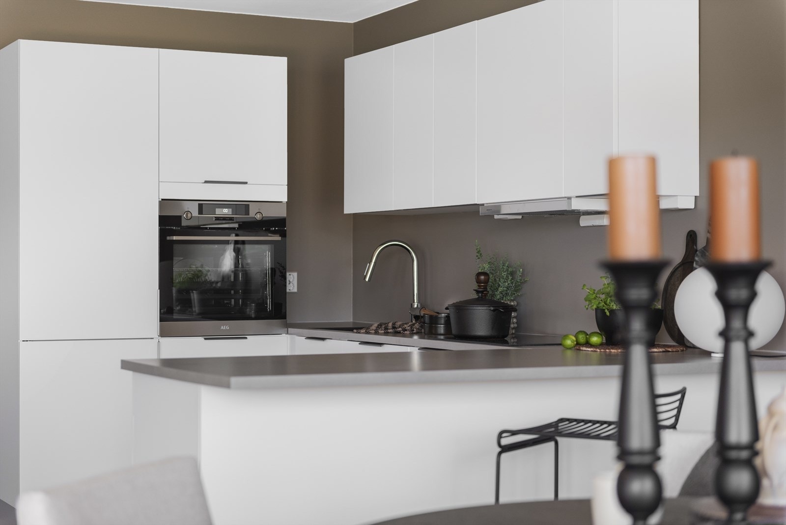 Av integrerte hvitevarer er det induksjonstopp, stekeovn, oppvaskmaskin og kjølfrys Galleribilde