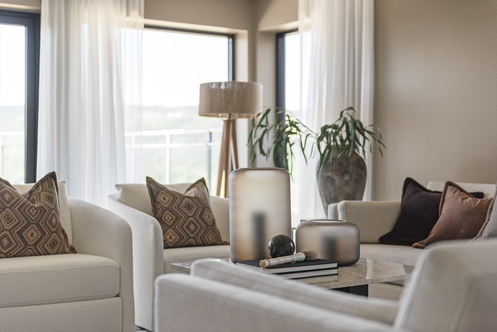 I stuen er det god plass til sofa-løsning med tilhørende møblement Galleribilde