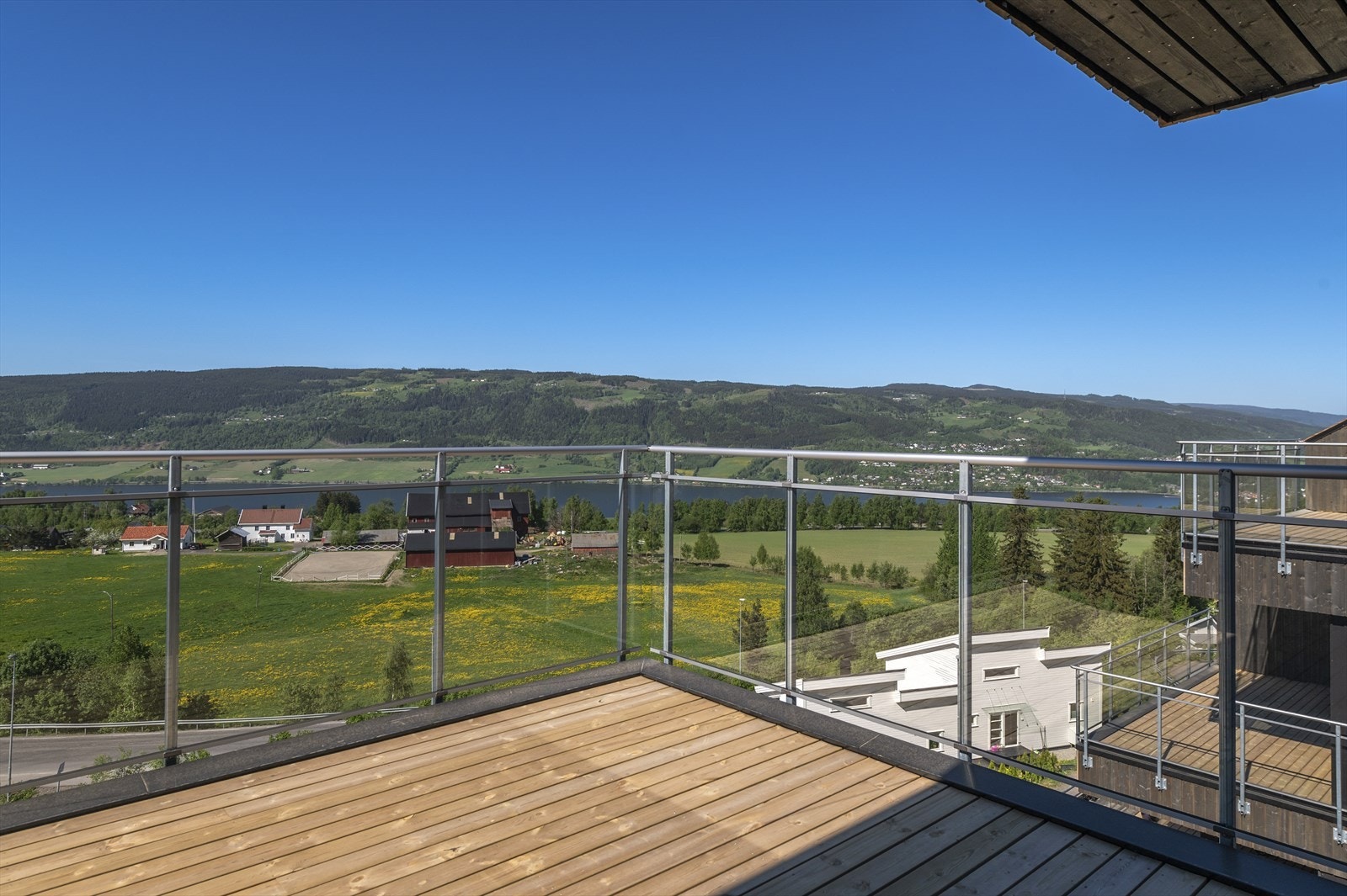 Stor terrasse som er delvis takoverbygget. Flott utsikt sørvest og nordvest Galleribilde