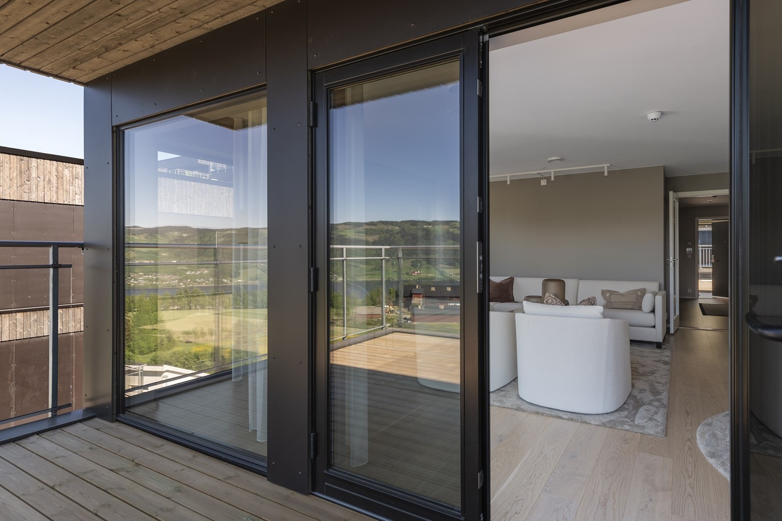 Enkel adgang fra stue ut til terrassen med skyvedører Galleribilde