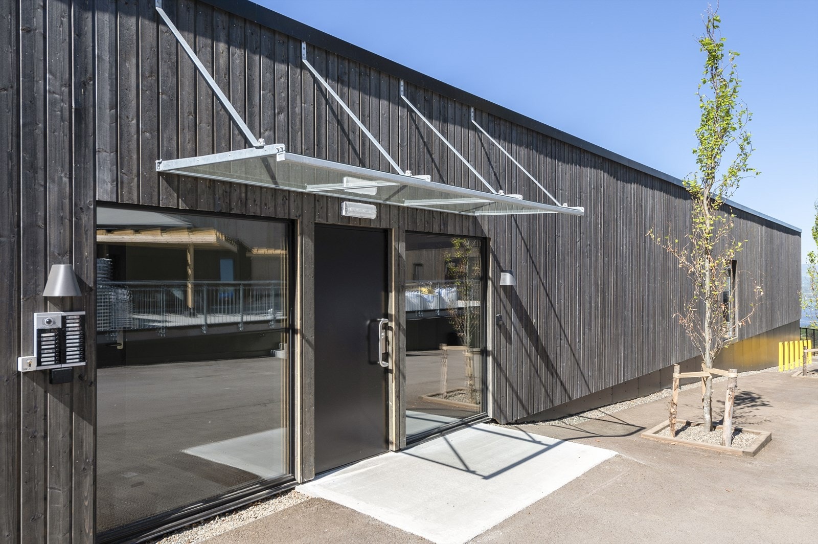 Det er inngang både i 1.etasje og i 5. etasje som er avbildet her. Heis i bygget Galleribilde