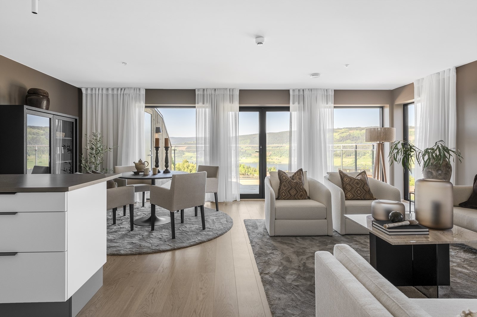 Velkommen til leilighet 5 .3. Leiligheten bærer preg av gode materialvalg, med blant annet 1-stavs eikeparkett og vannbåren varme. Galleribilde