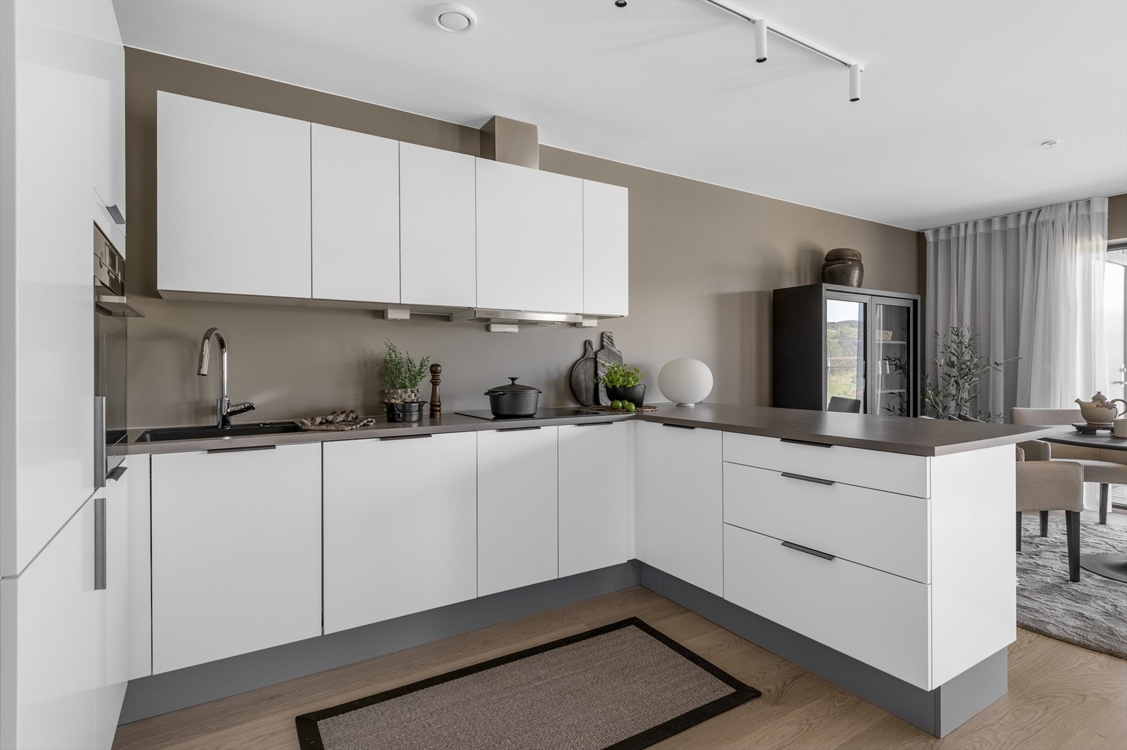 HTH- kjøkken med nedfelt underlimt vask Galleribilde