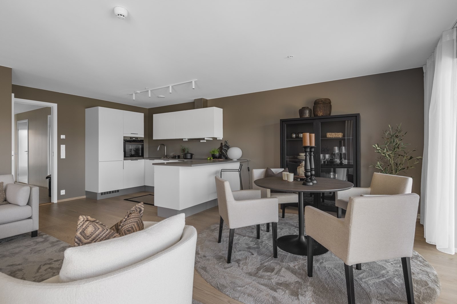 Spisestuen og kjøkkenet fremstår som hjertet i hjemmet Galleribilde