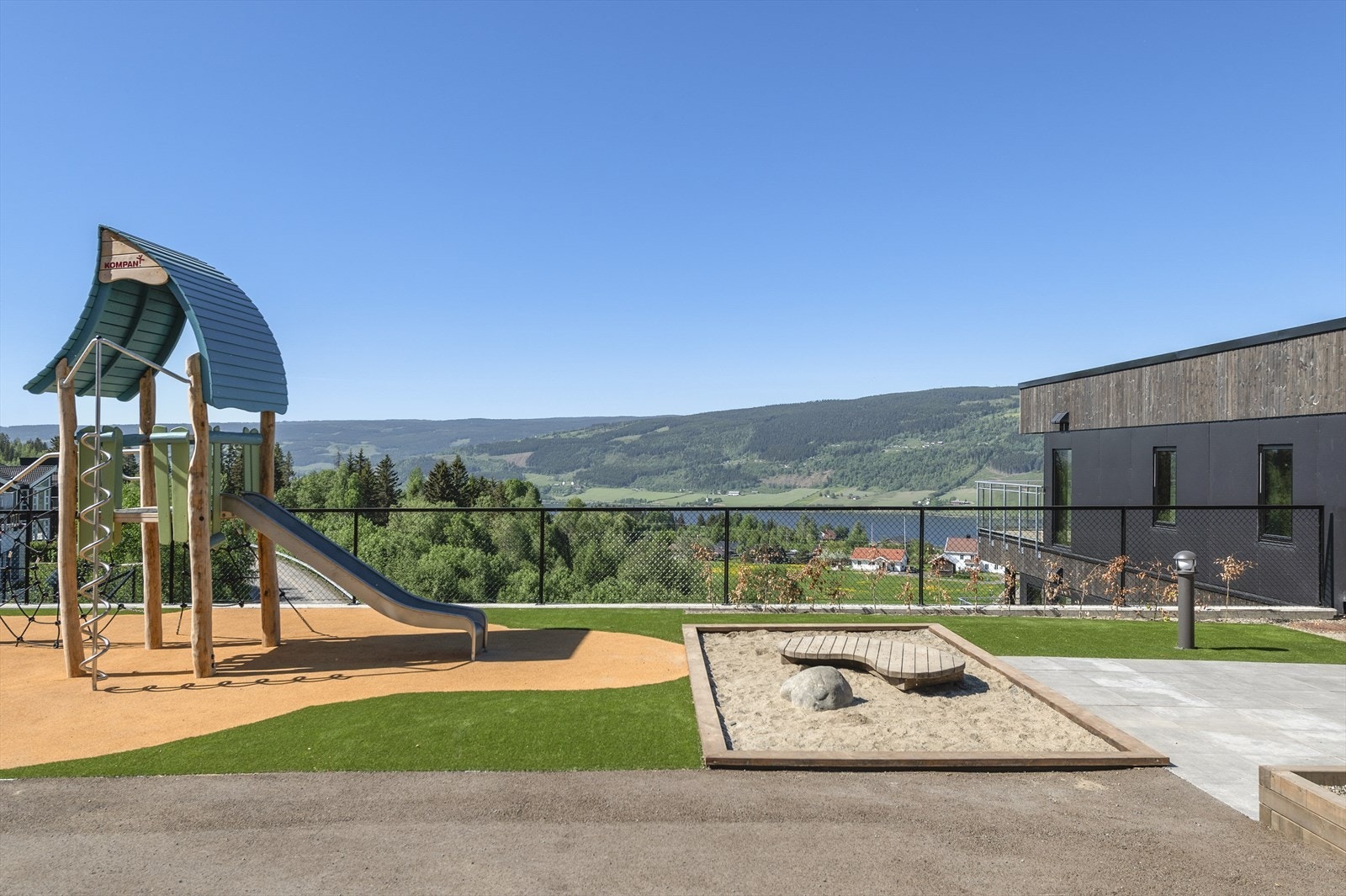 Lekeplass på fellesareal Galleribilde