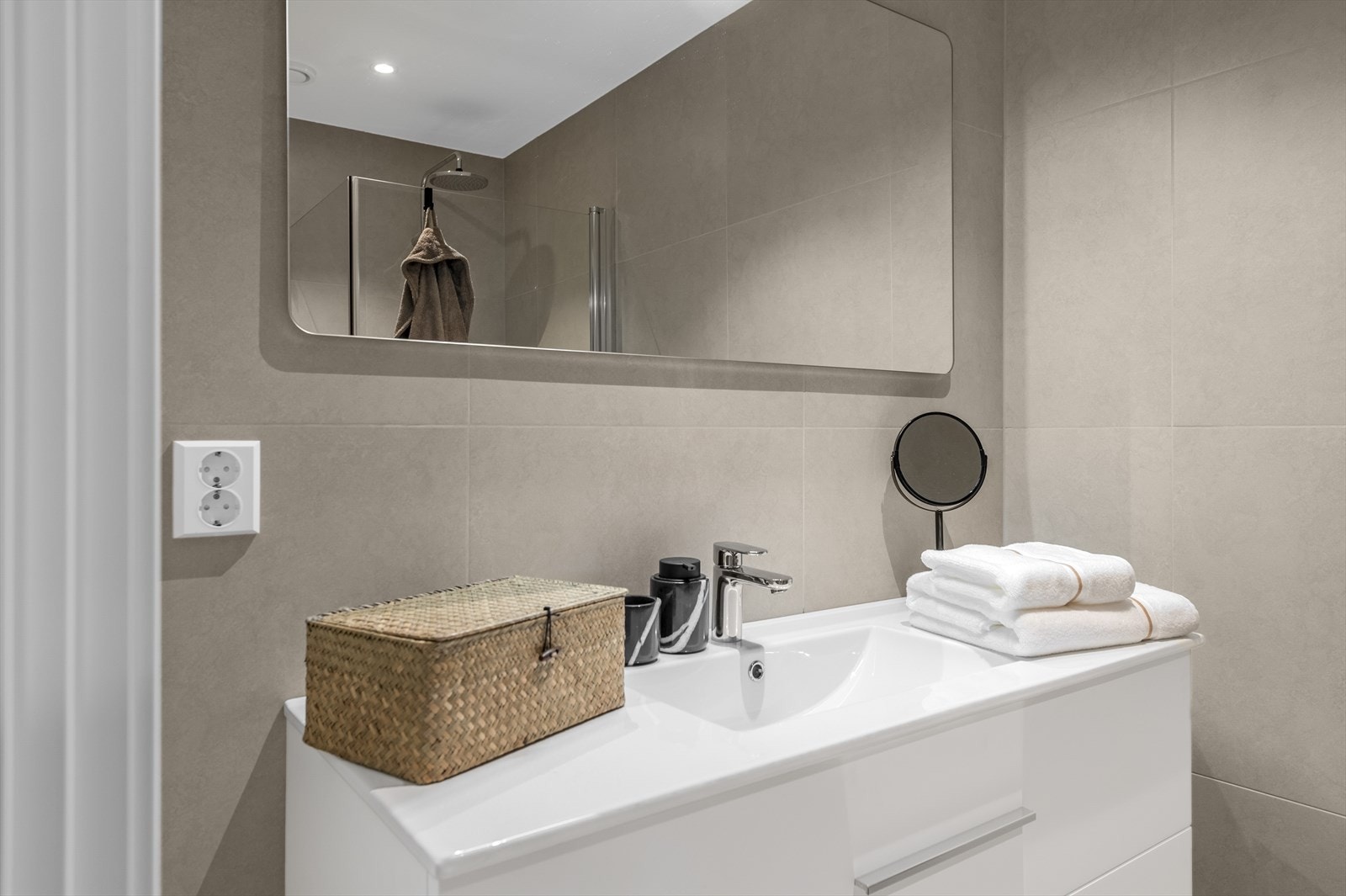 Flislagt bad i fargen Ivory med hvit baderomsinnredning Galleribilde