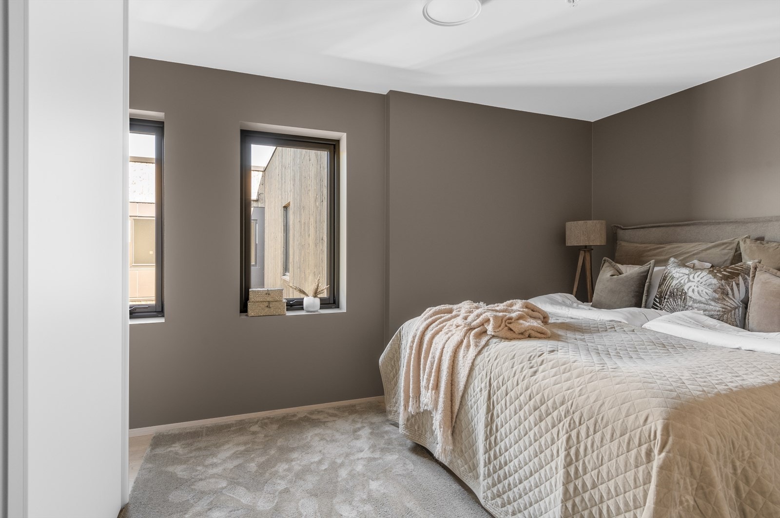 Leiligheten har to soverom, og begge har god plass til møblement utover seng Galleribilde