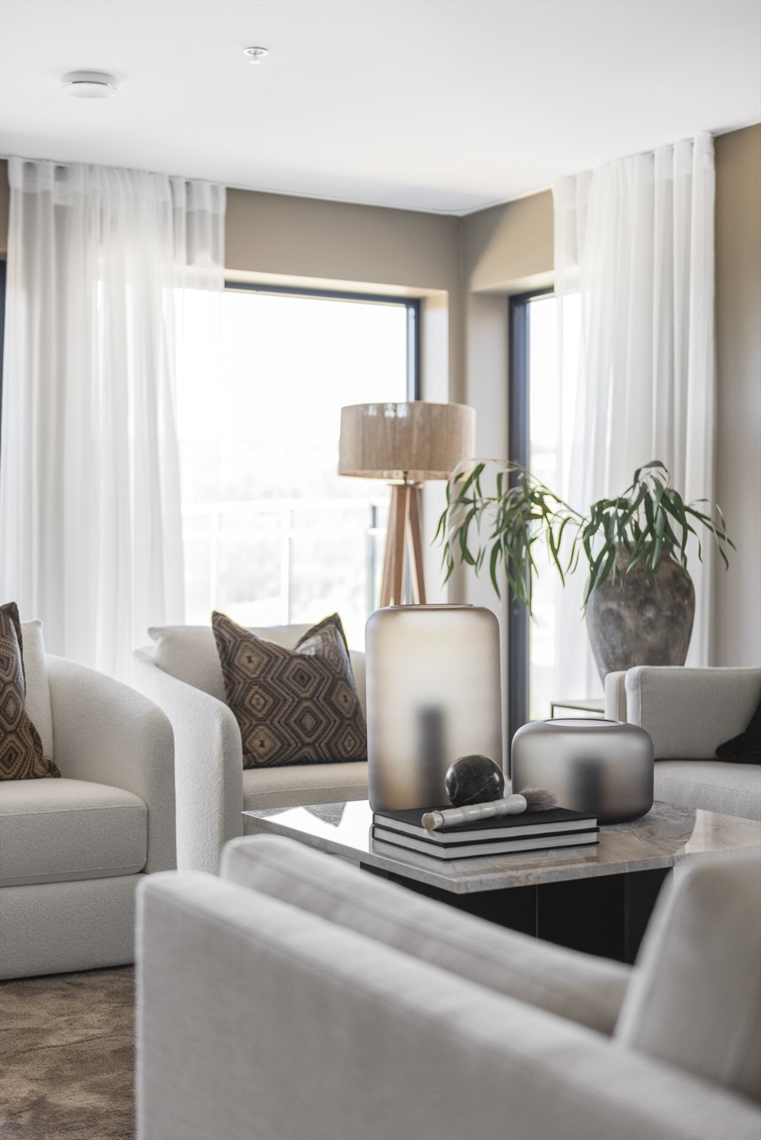 I fra stuedelen er det fantastisk utsikt mot Mjøsa og omkringliggende landskap Galleribilde