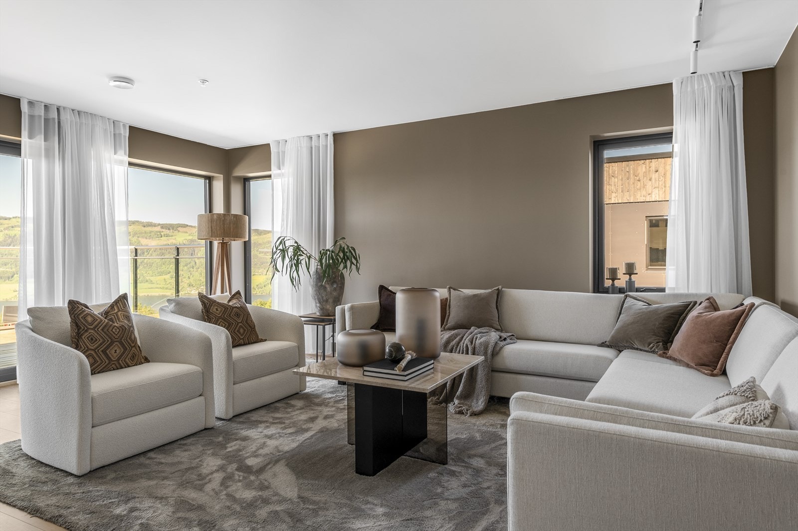 Leiligheten har en romslig og elegant stue som ligger i åpen løsning til kjøkkenet Galleribilde