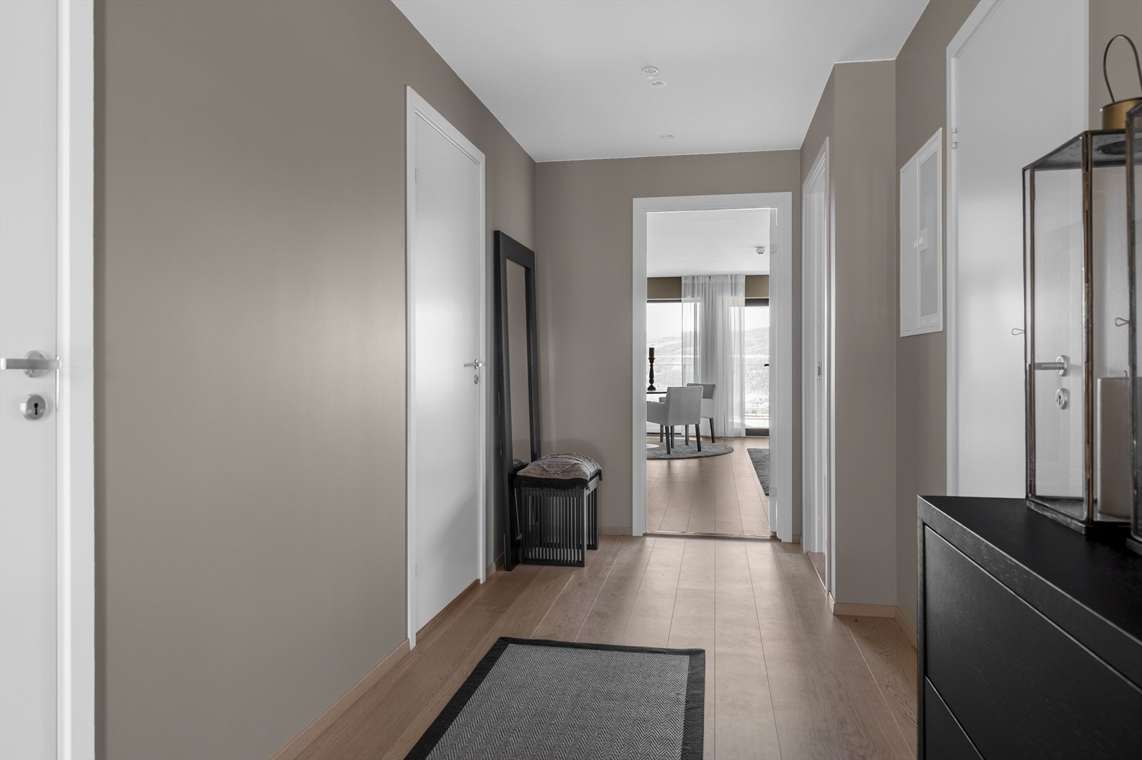 Det er heisadkomst til hver etasje, og her blir du ønsket velkommen inn av en innbydende og romslig entré Galleribilde