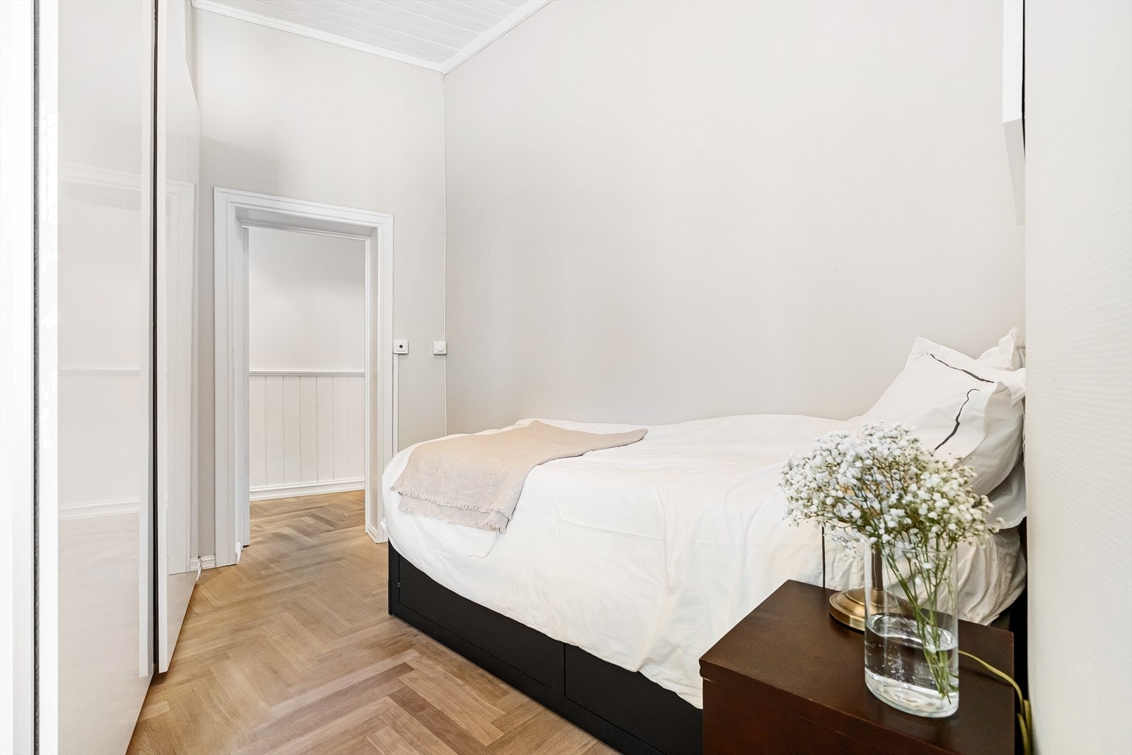 Innredet med store garderobeskap Galleribilde