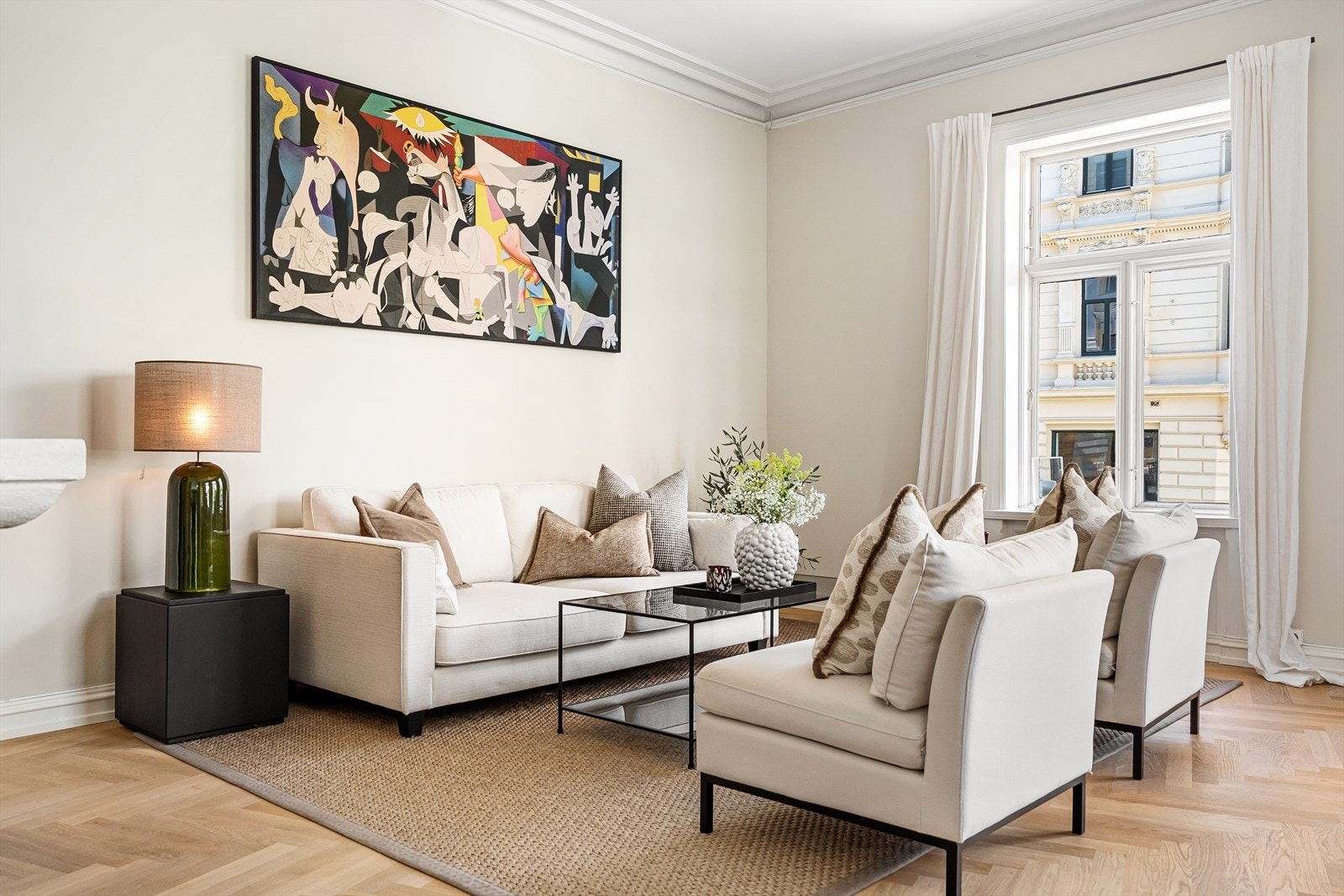 I stuen er det god plass til en større sittegruppe Galleribilde