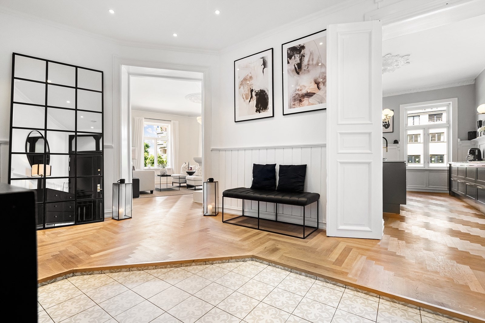 Meget innbydende og stor entré, gir god flyt mellom alle boligens rom Galleribilde