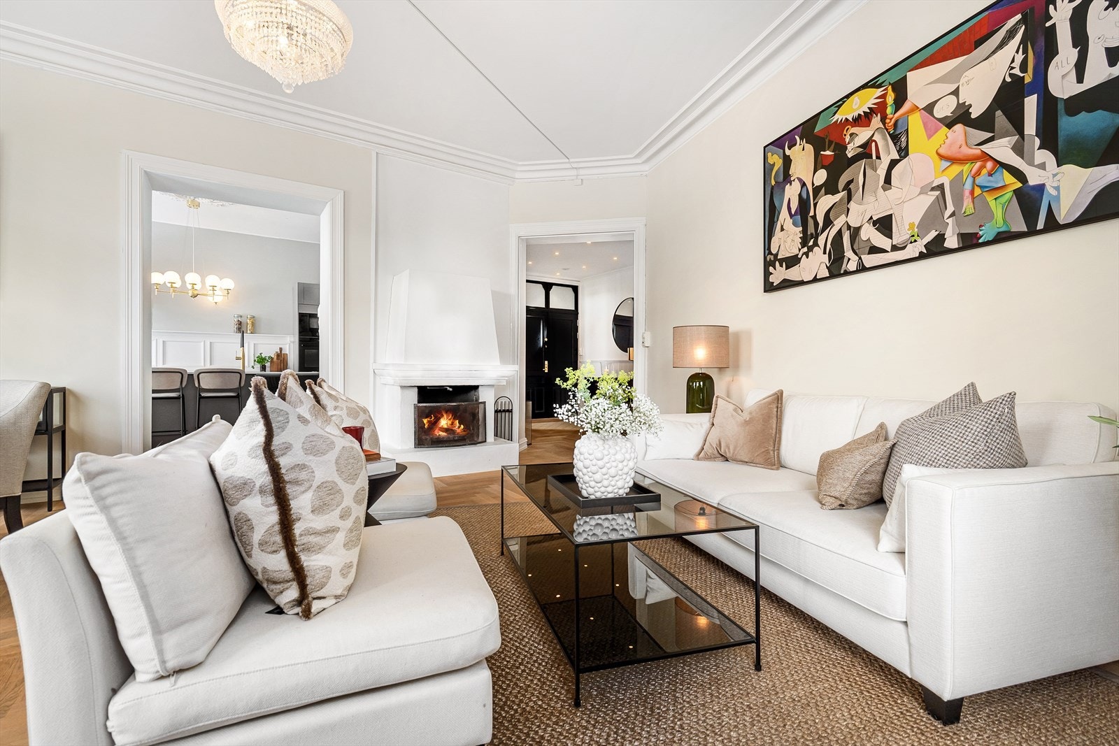 Elegant fiskebensparkett lagt i 2021 med gulvvarme i hele leiligheten! Galleribilde