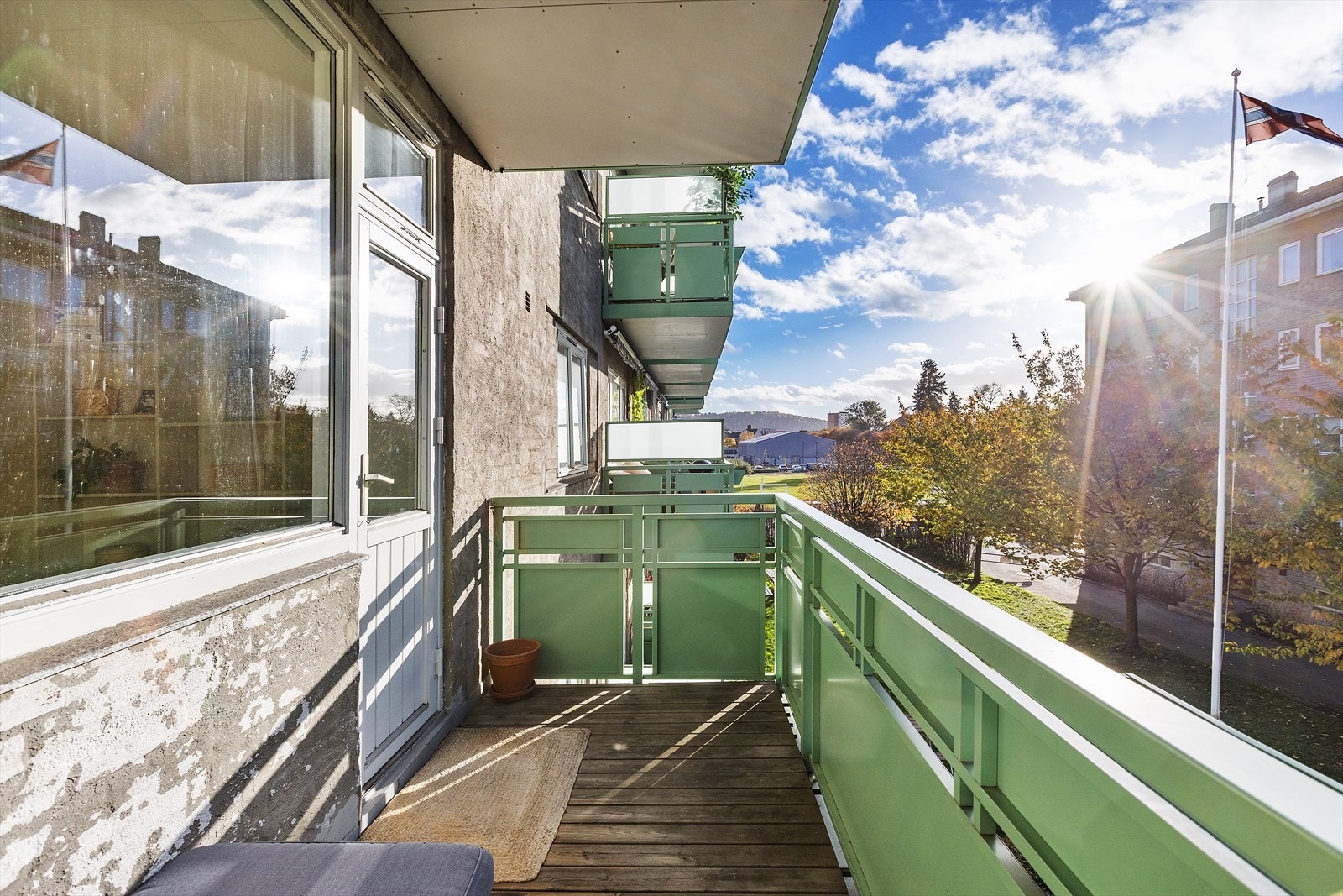 Balkongen er 5kvm, vestvendt og nyter gode solforhold Galleribilde