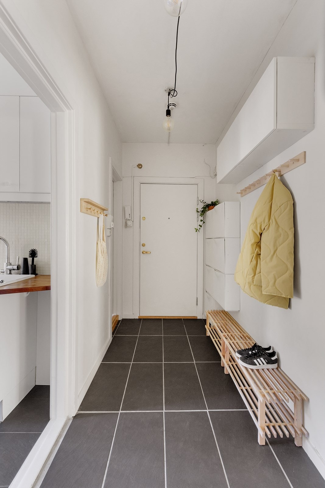 Velkommen inn! Romslig entrè med god plass til oppbevaring Galleribilde