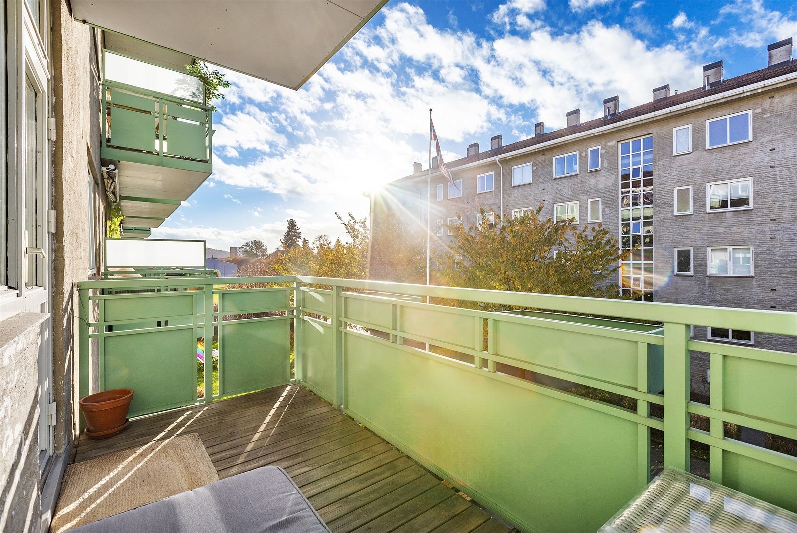 Dette er en flott og gjennomgående 2-roms leilighet, beliggende i 2. etg. med en solrik balkong og sentral beliggenhet Galleribilde
