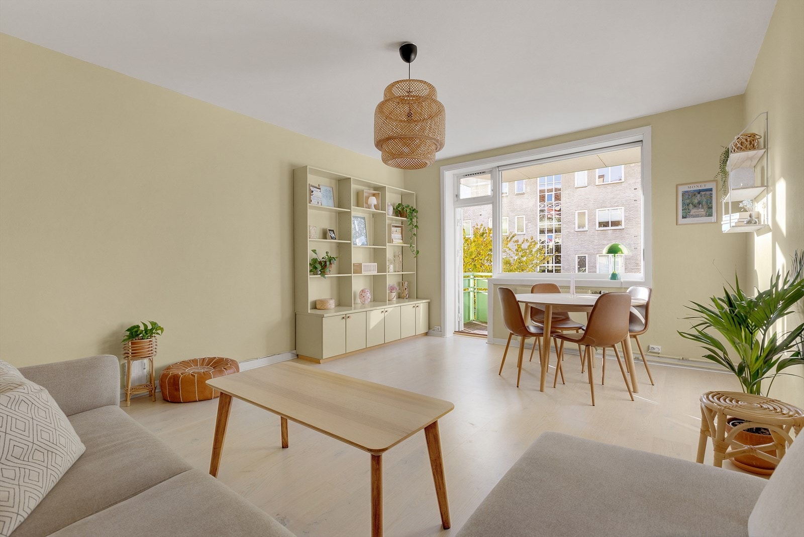 Stuen er har gode møbleringsmuligheter med soner for sofagruppe, TV-møblement og spisestue Galleribilde