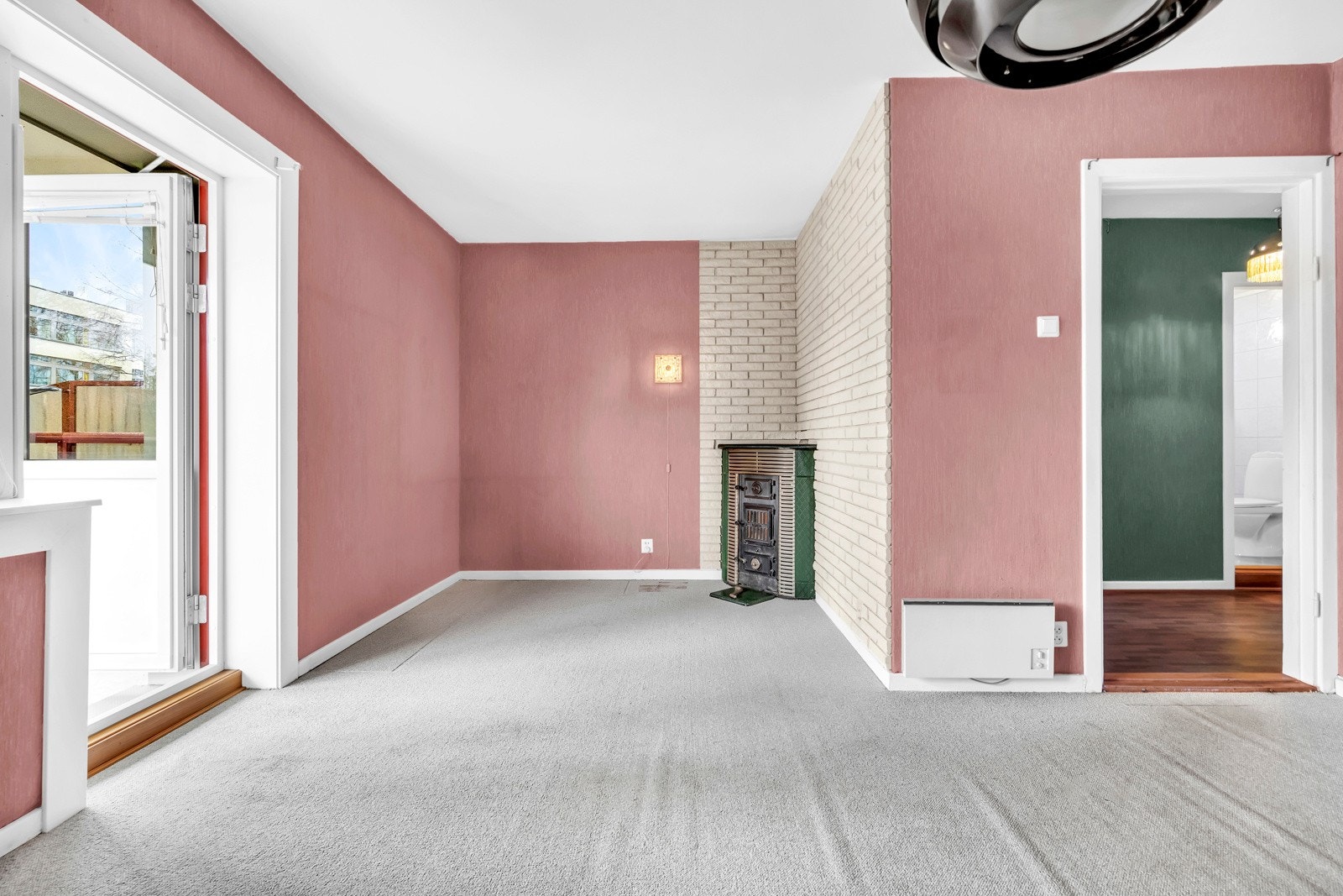 Stuen har vedkamin. Galleribilde
