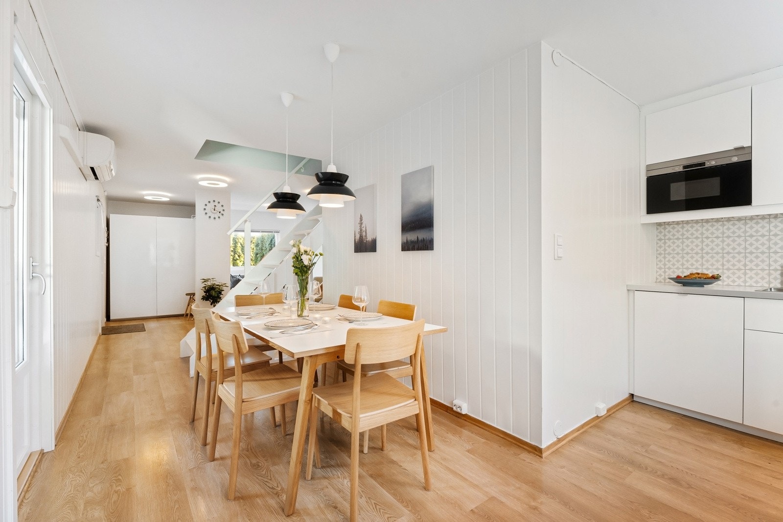 I en åpen løsning mot stuen finner man et tidløst kjøkken. Galleribilde