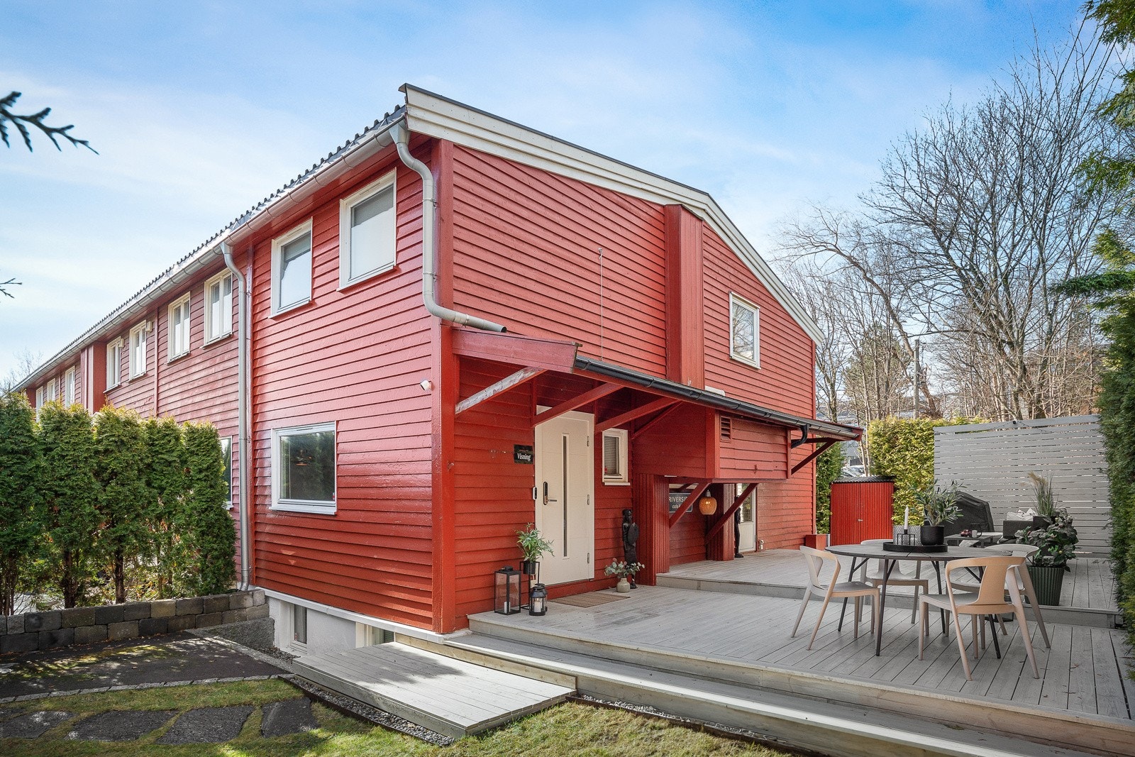Boligen har en stor terrasse på fremsiden av huset, samt parkeringsplass. Galleribilde