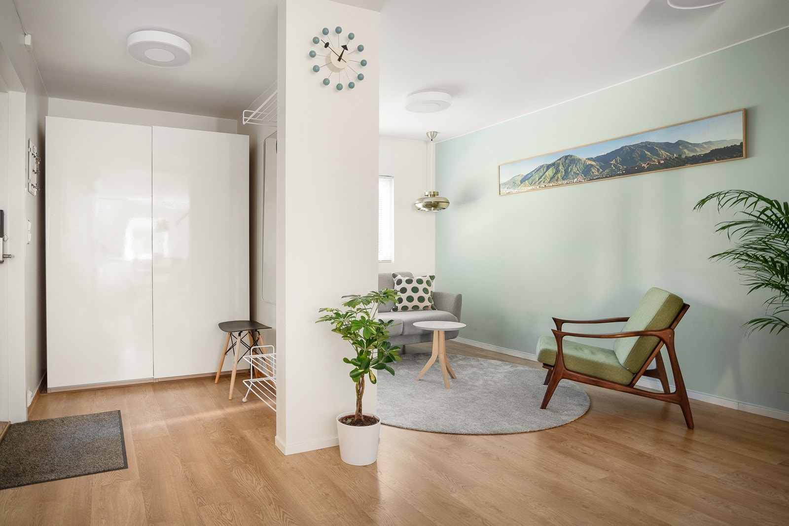 Stuen er et lyst og trivelig oppholdsrom. Flere naboer har endret planløsningen og flyttet trapp i denne etasjen. Galleribilde