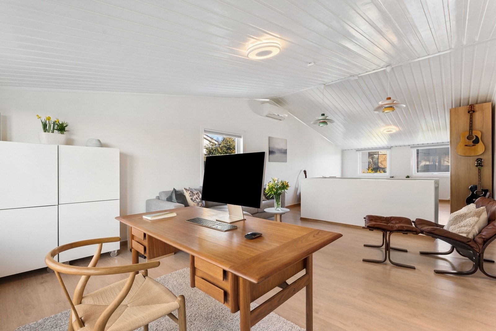 Per i dag har nåværende eier etablert hovedsoverom i 2.etg som ligger i en åpen løsning mot kontor/stue. Galleribilde