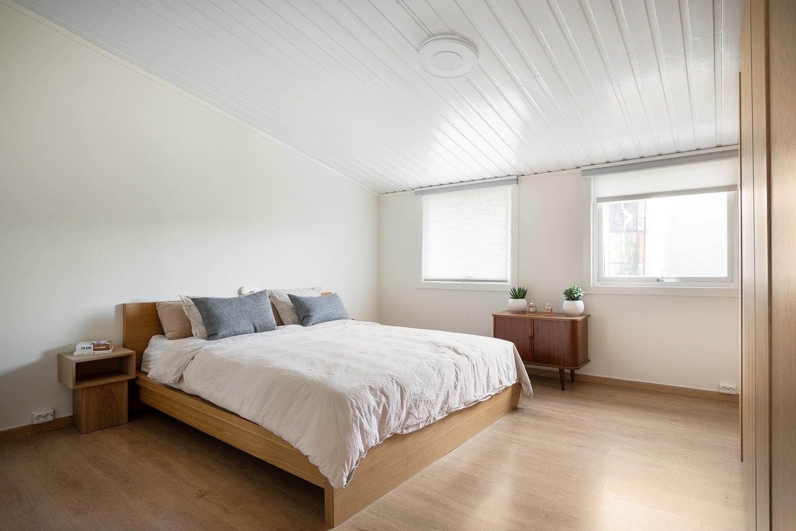 Dagens hovedsoverom har rikelig med garderobeplass og god plass til 1.80 m dobbeltseng. Galleribilde