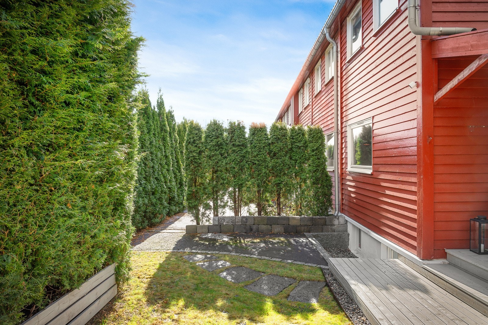 Hageflekk på siden av huset. Galleribilde