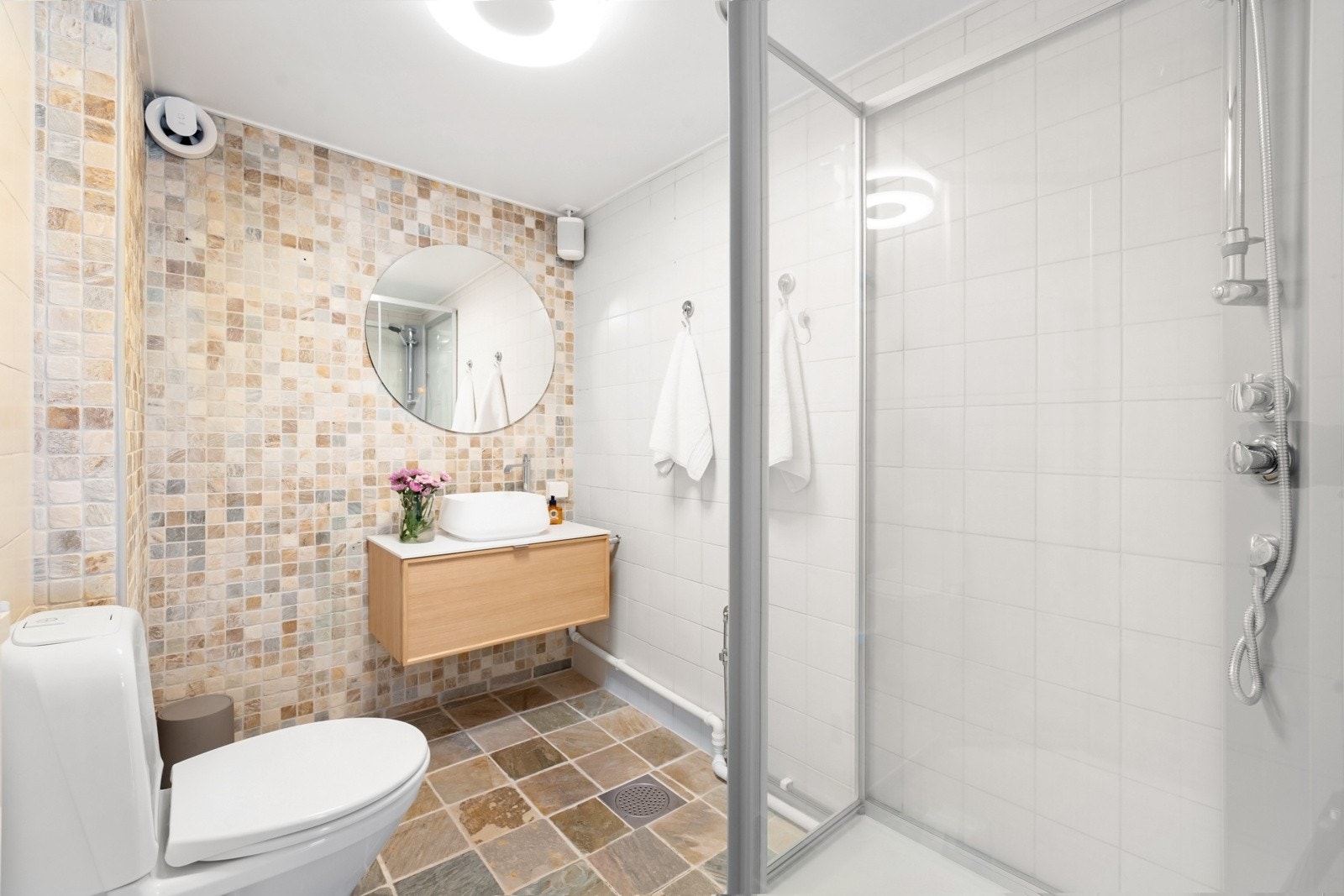 I 1.etg ligger badet som har adkomst fra stuen. Badet er overfalte oppusset opp i 2010 i regi av nåværende eier med flislagte overflater. Galleribilde