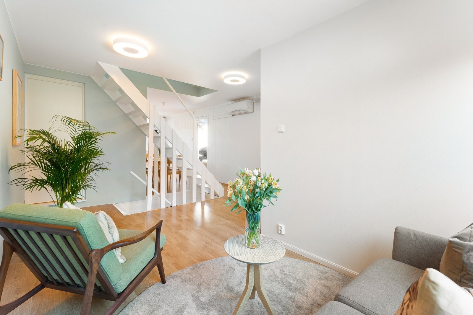 Det er lagt parkett på gulv, og fargevalget ellers i rommet er smakfullt og moderne. Galleribilde