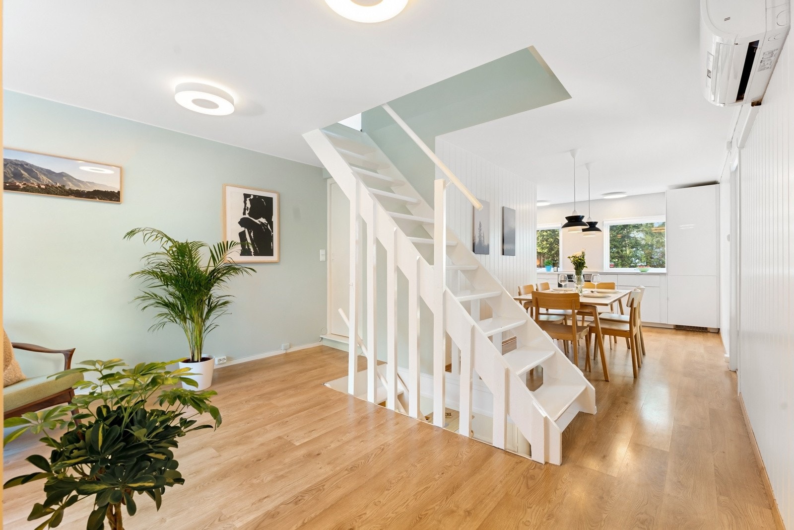 I 1.etg har boligen fine oppholdsrom med stue, kjøkken og bad. Galleribilde