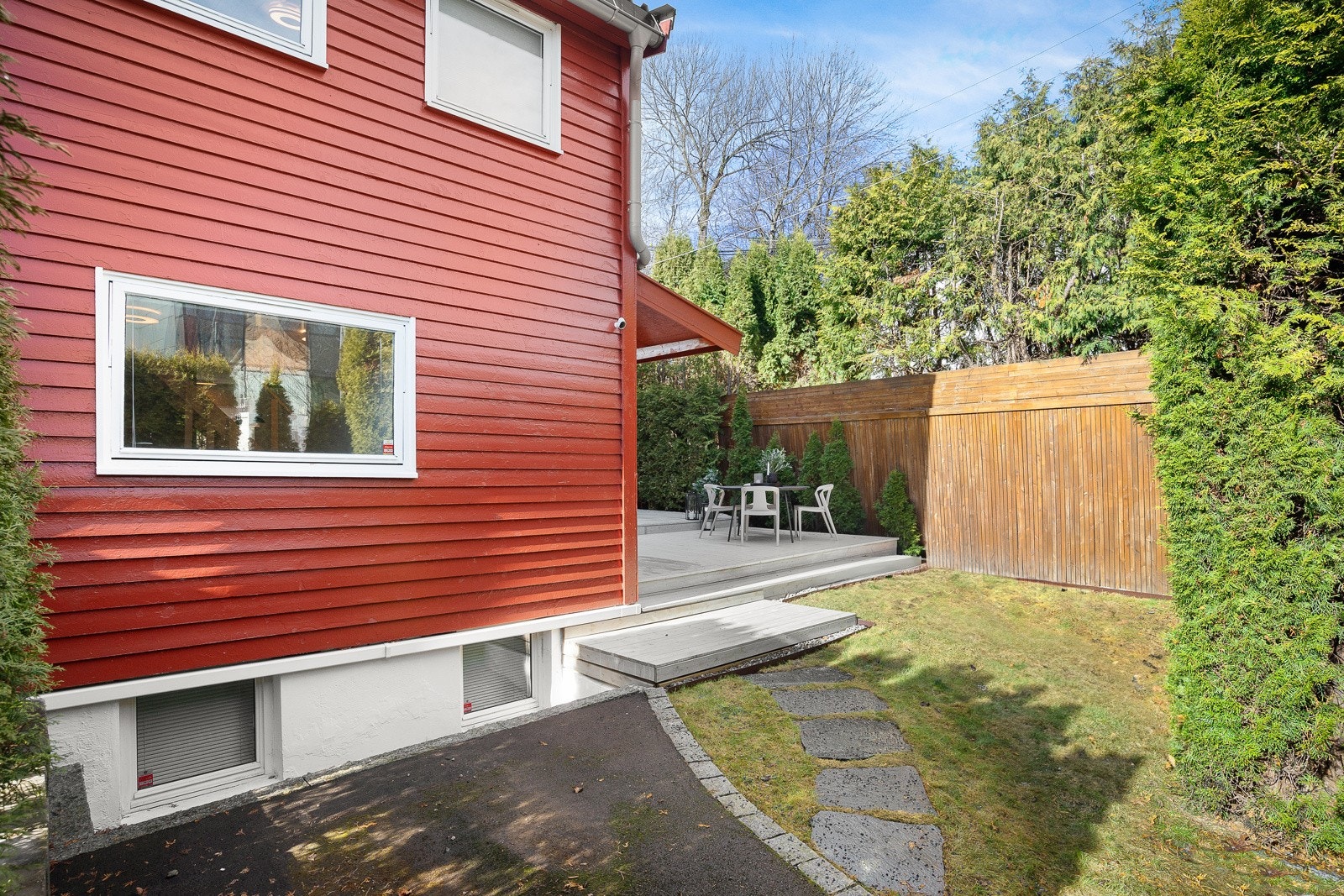 Du har også en hageflekk foran terrassen og eier har etablert sykkelparkering ved inngangen til seksjonen. Galleribilde