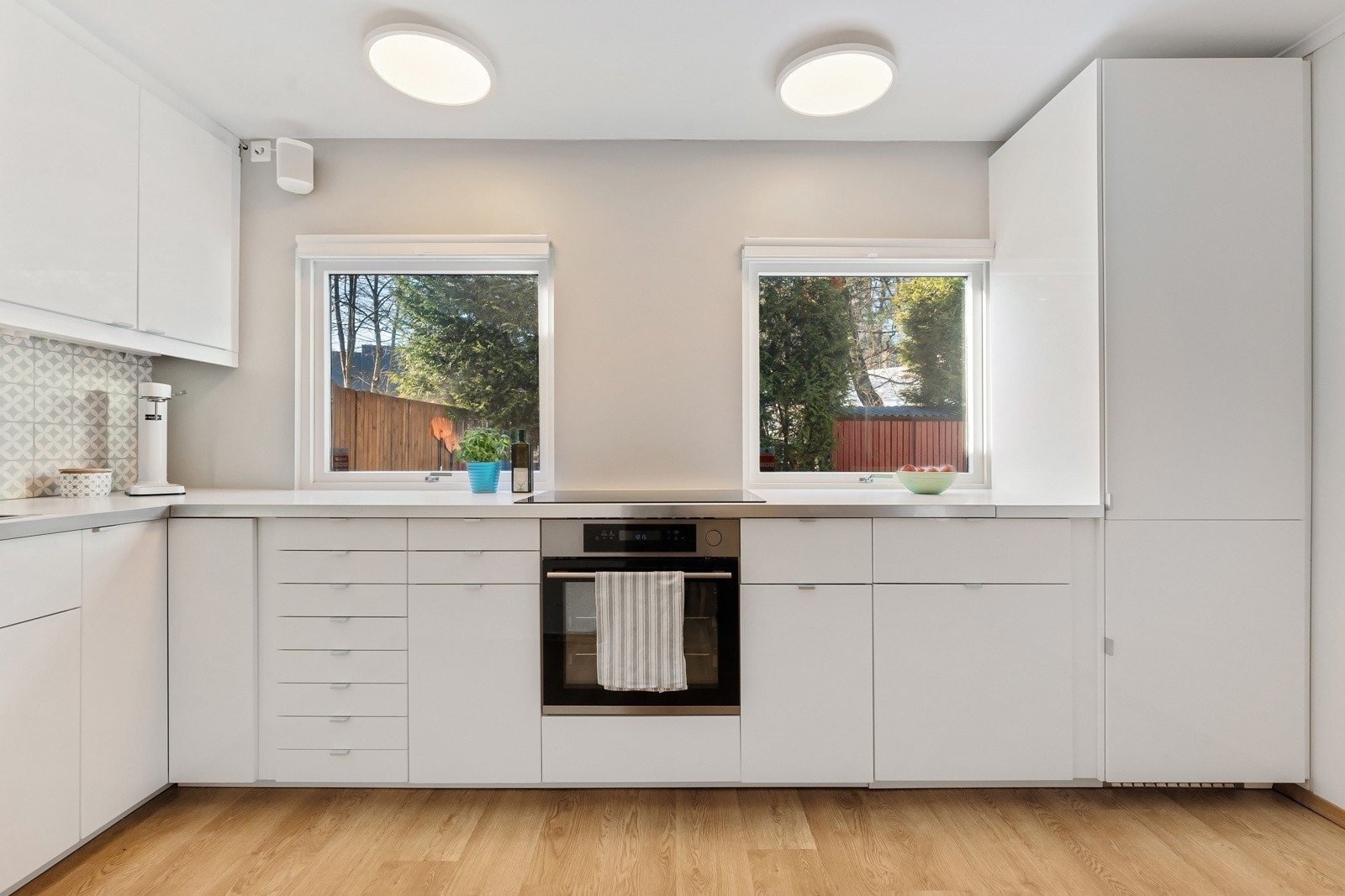 Kjøkkenet er utstyrt med kjøl/frys, ovn med platetopp og oppvaskmaskin. Galleribilde