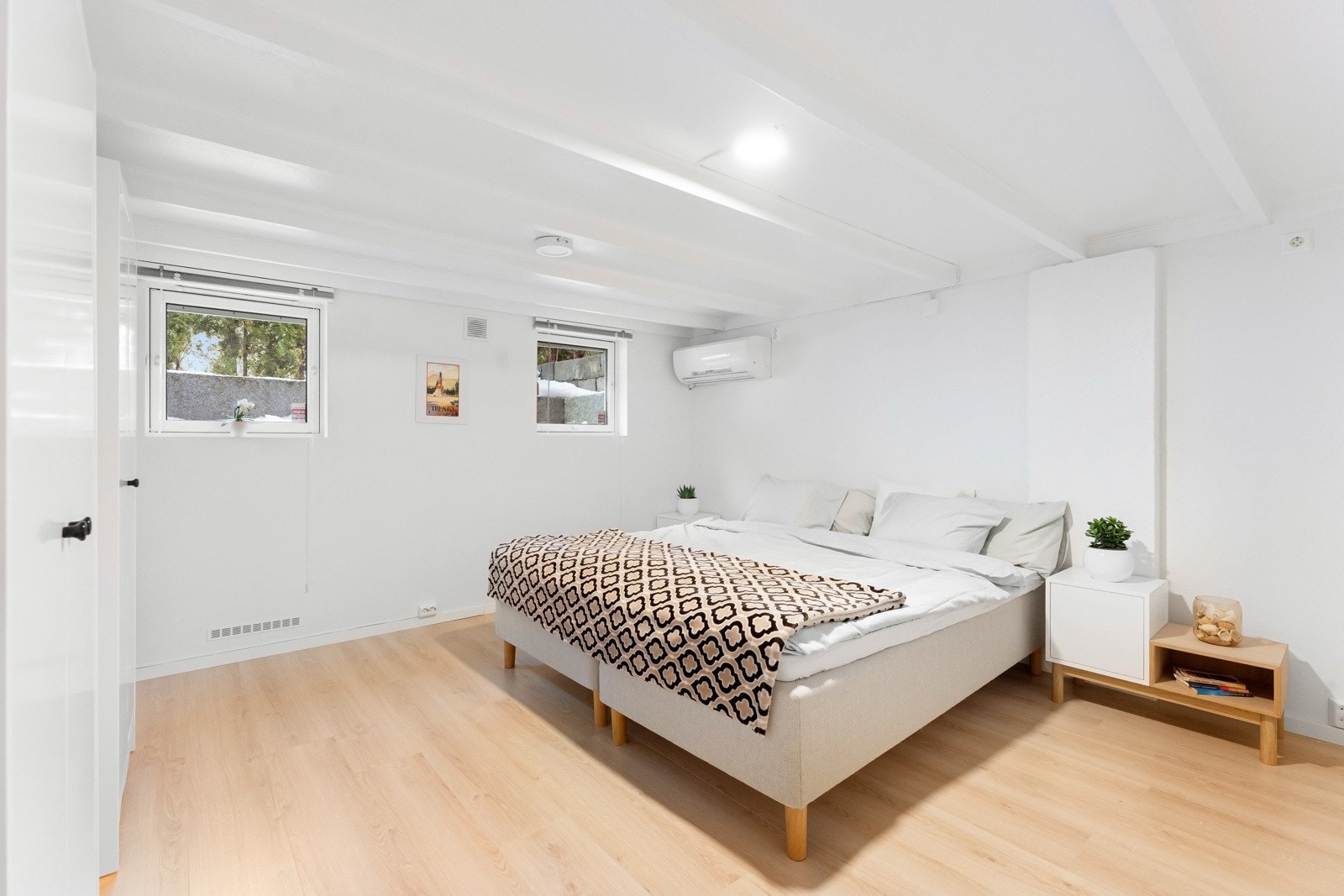 Det opplyses om at kjeller ikke er godkjent for varig opphold, og at gjesterom ikke er godkjent soverom ihht. originale byggetegninger. Galleribilde