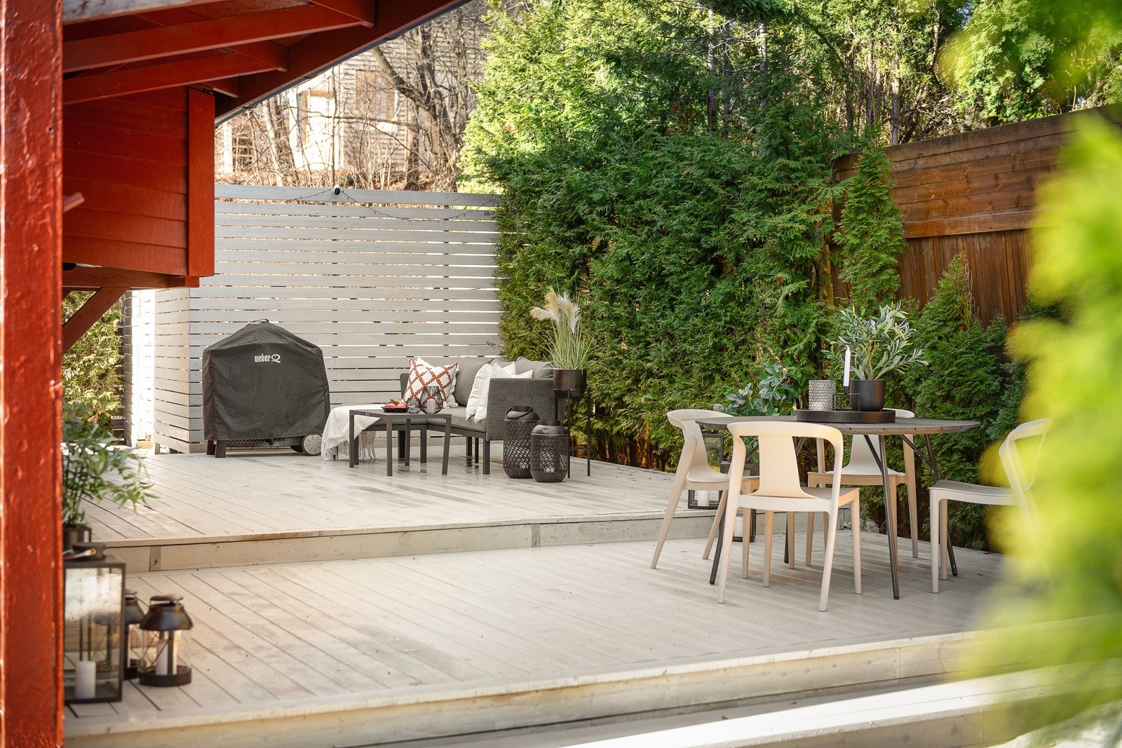 På varme sommerdager kan du fra stuen, tre direkte ut på en stor terrasse. Galleribilde