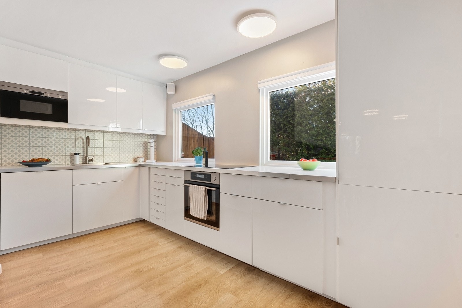 Innredningen har hvite, glatte fronter, og benkeplate i laminat. Her har du rikelig med lagringsplass i over- og underskap. Galleribilde