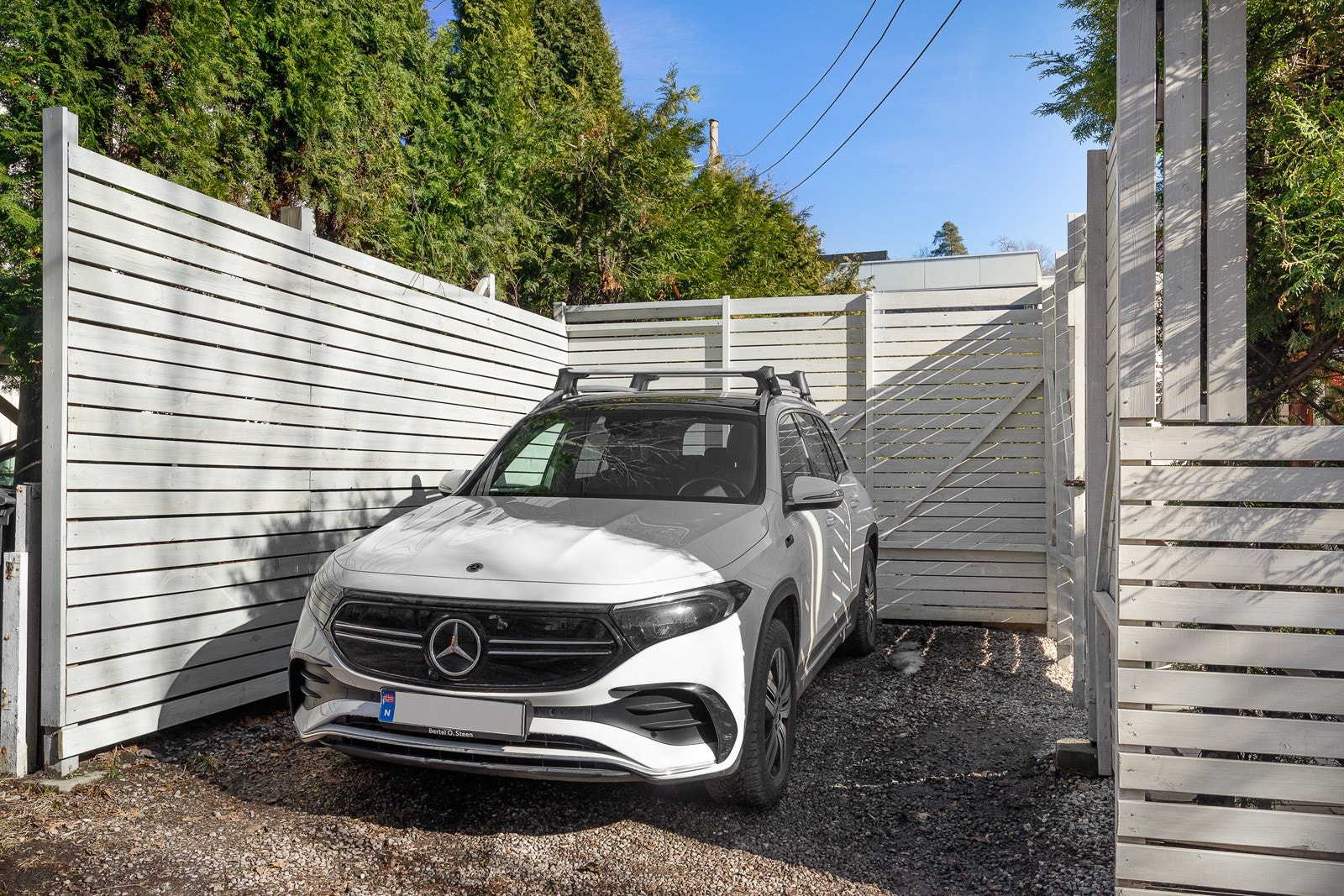 Parkeringsplass er etablert på baksiden av huset. Galleribilde