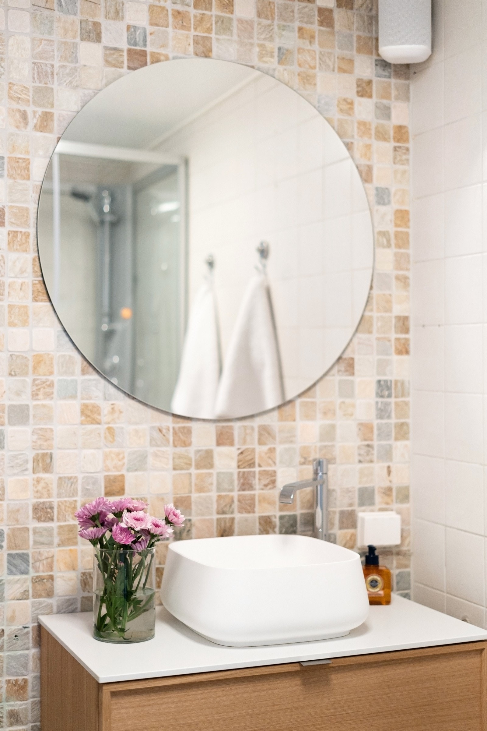 Badet er utstyrt med toalett, servant med innredning og speil og dusjkabinett. Servant og dusjkabinett ble montert i 2023. Det er montert elektrisk styrt vifte. Galleribilde