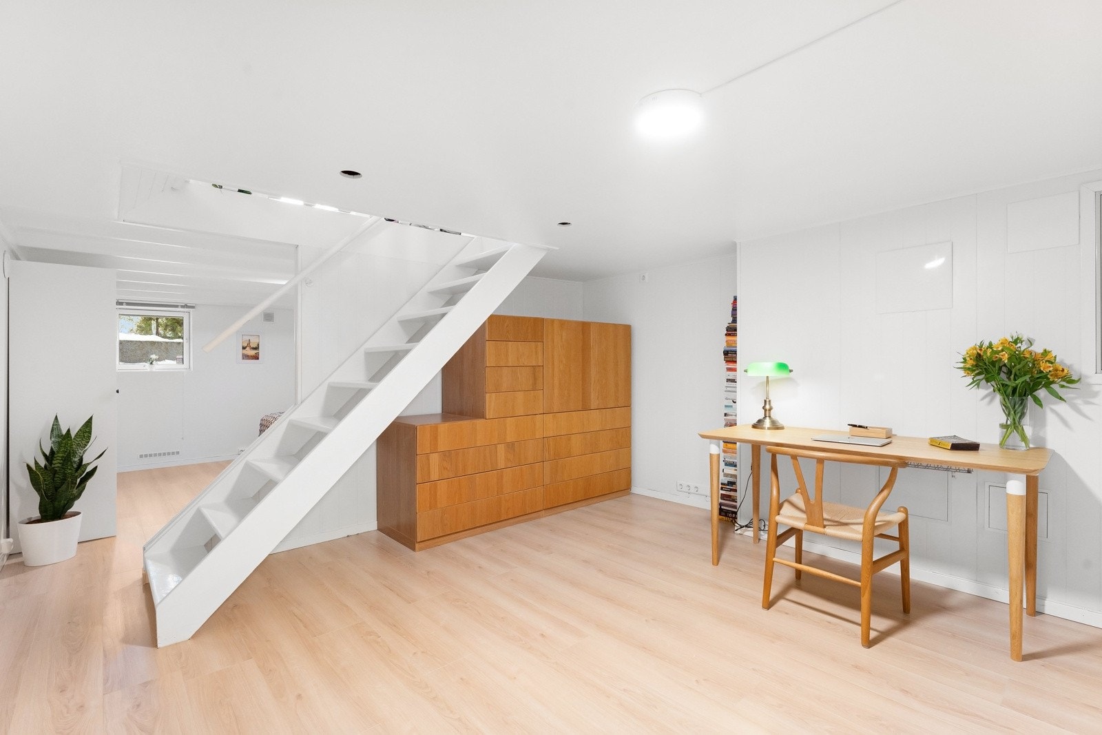 Boligen har en innredet kjeller som nåværende eier har brukt som kontor og kjellerstue/gjesterom. Galleribilde