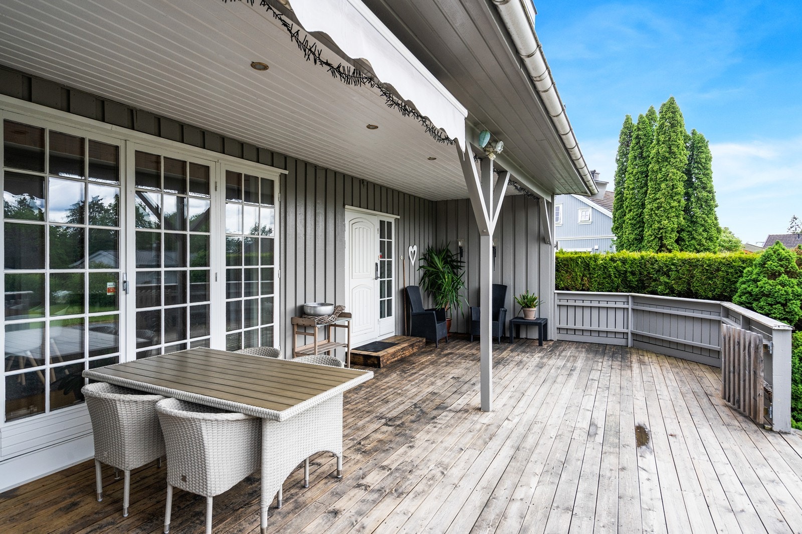 Stor og sydvendt delvis overbygget terrasse ved inngangspartiet. Galleribilde