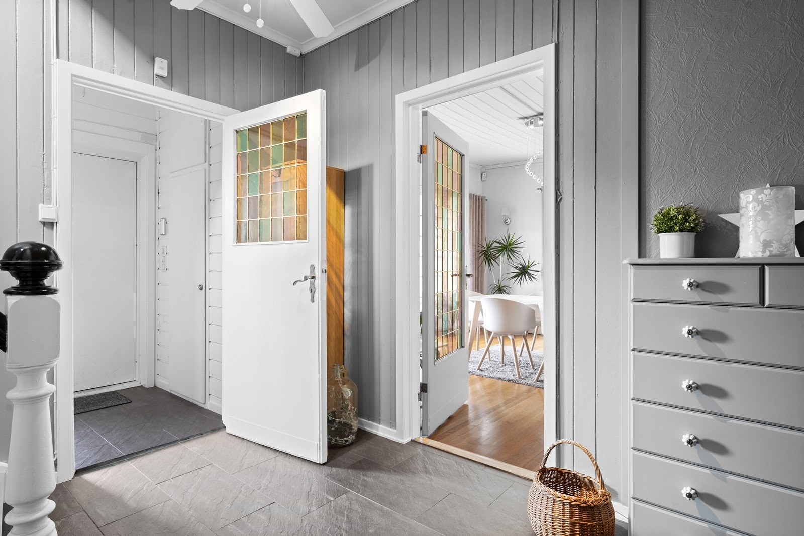 Fra entréen kommer man videre inn i en romslig hall. Galleribilde