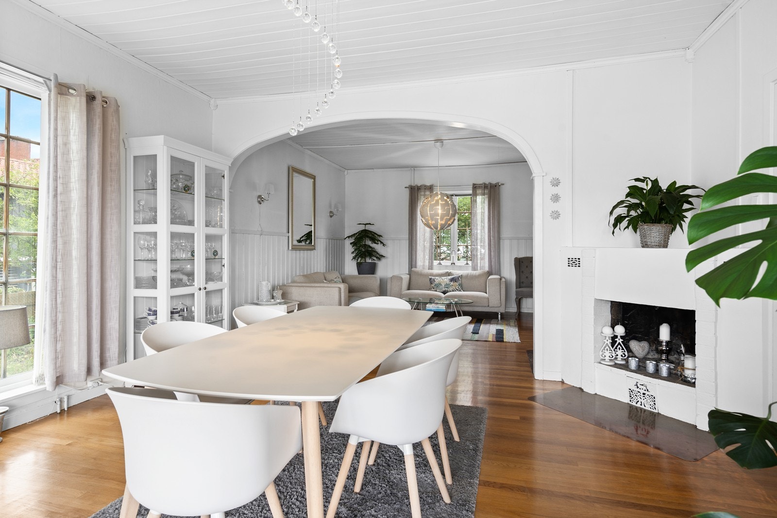 Fra spisestua er det åpen løsning videre inn til ny stue - her innredet med sittegruppe. Galleribilde