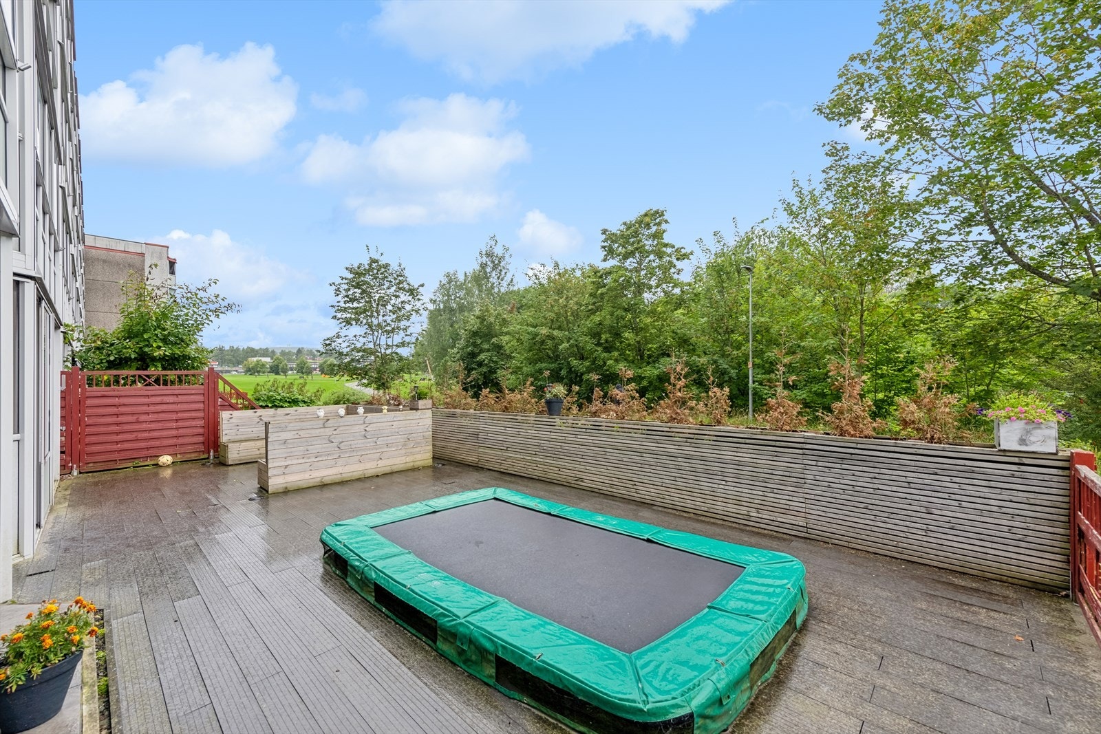 Perfekt plass for barna og trampolinen medfølger leiligheten. Terrassen ligger vestvendt, så her kan du nyte solen. Galleribilde